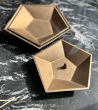 Nesting bowls, three sizes.