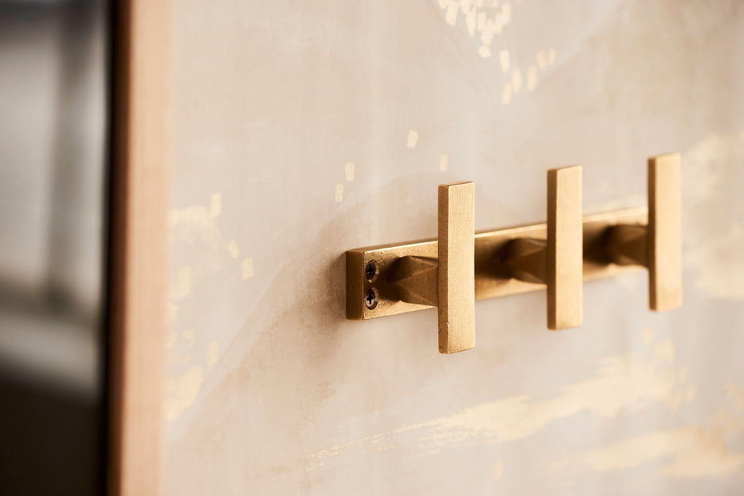 Wall plate, large.